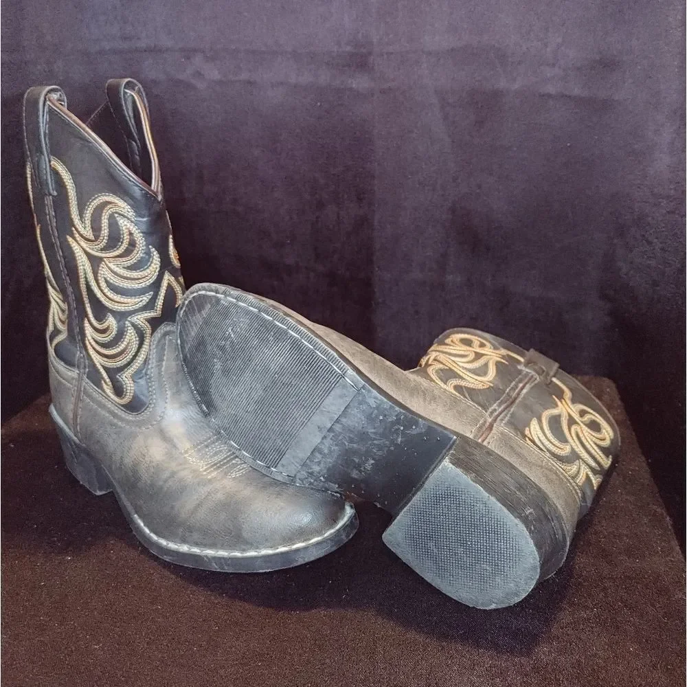 Kids boots size 2.5